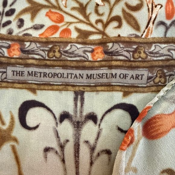 Silk Scarf – Metropolitan Museum of Art - Arts & Crafts Floral Design - Picture 8 of 9